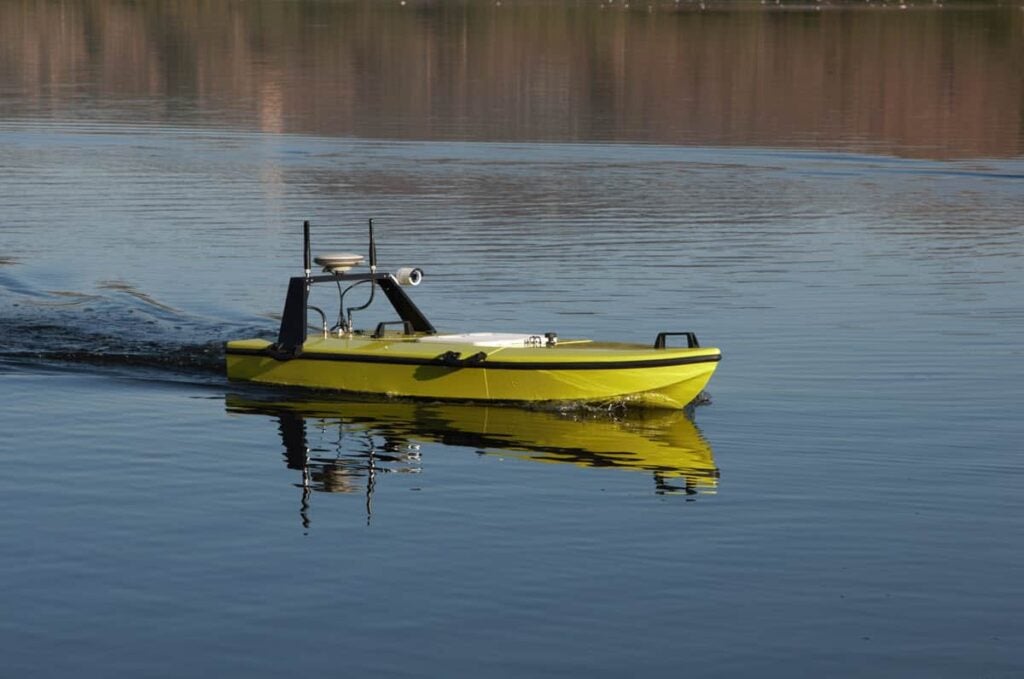 CEE-USV with Dynautics SPECTRE autopilot