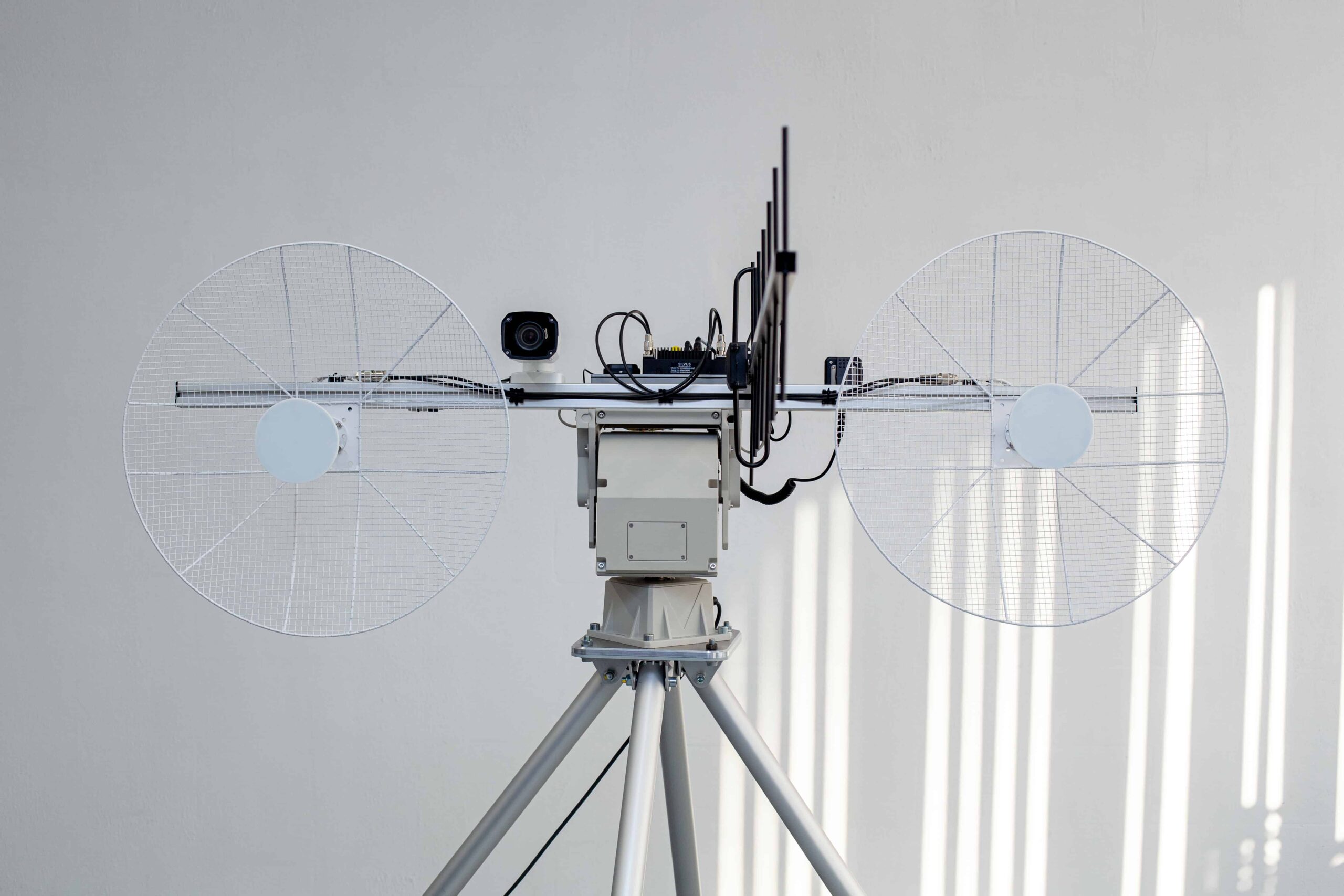 UAV Tracking Antenna System Tracking antenna to maximize radio