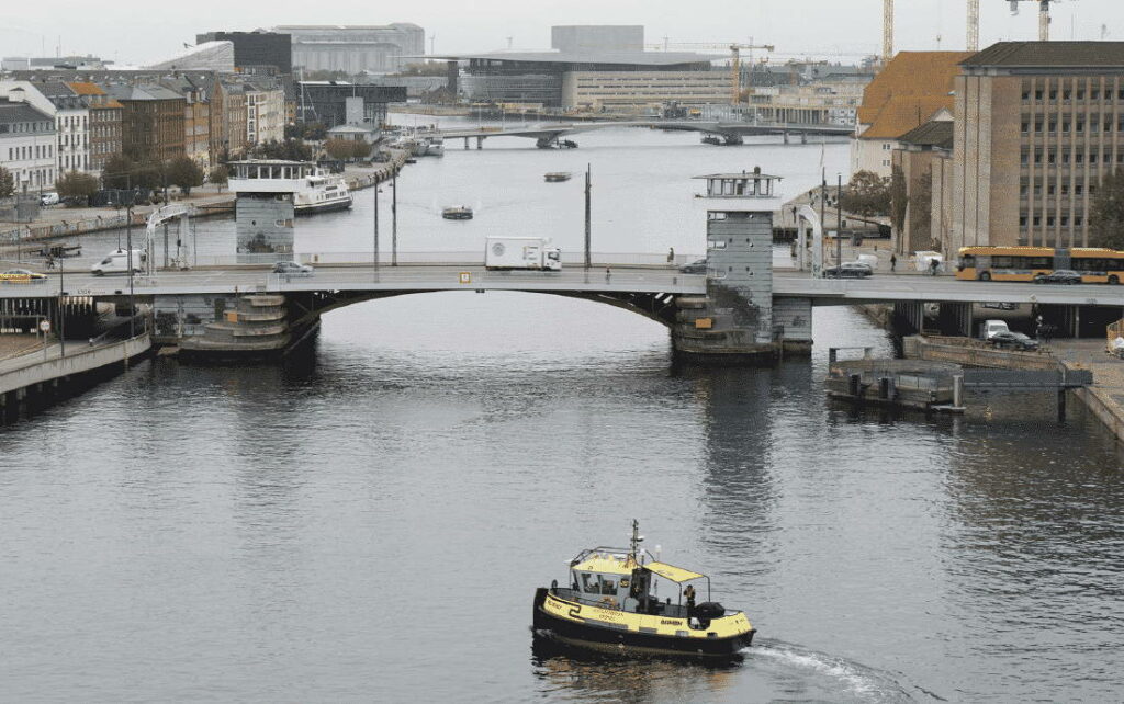 Autonomous tugboat