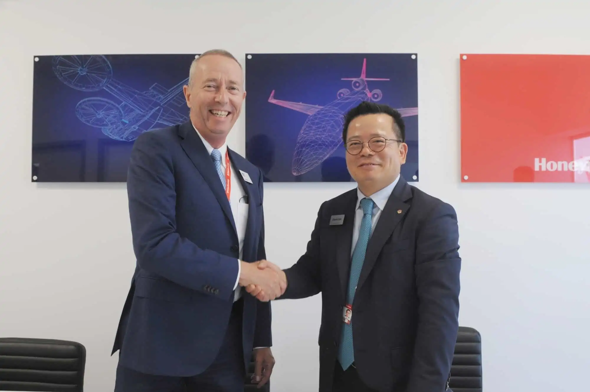 Mike Madsen, President and CEO at Honeywell Aerospace (Left); Sungchul Eoh, CEO at Hanwha Systems (Right).