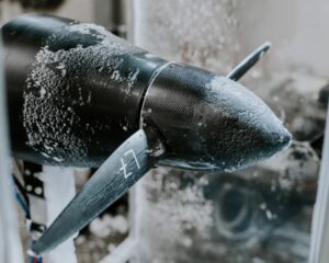 Testowanie wpływu akrecji lodu na śmigła UAV przy użyciu stanowiska lotu 15